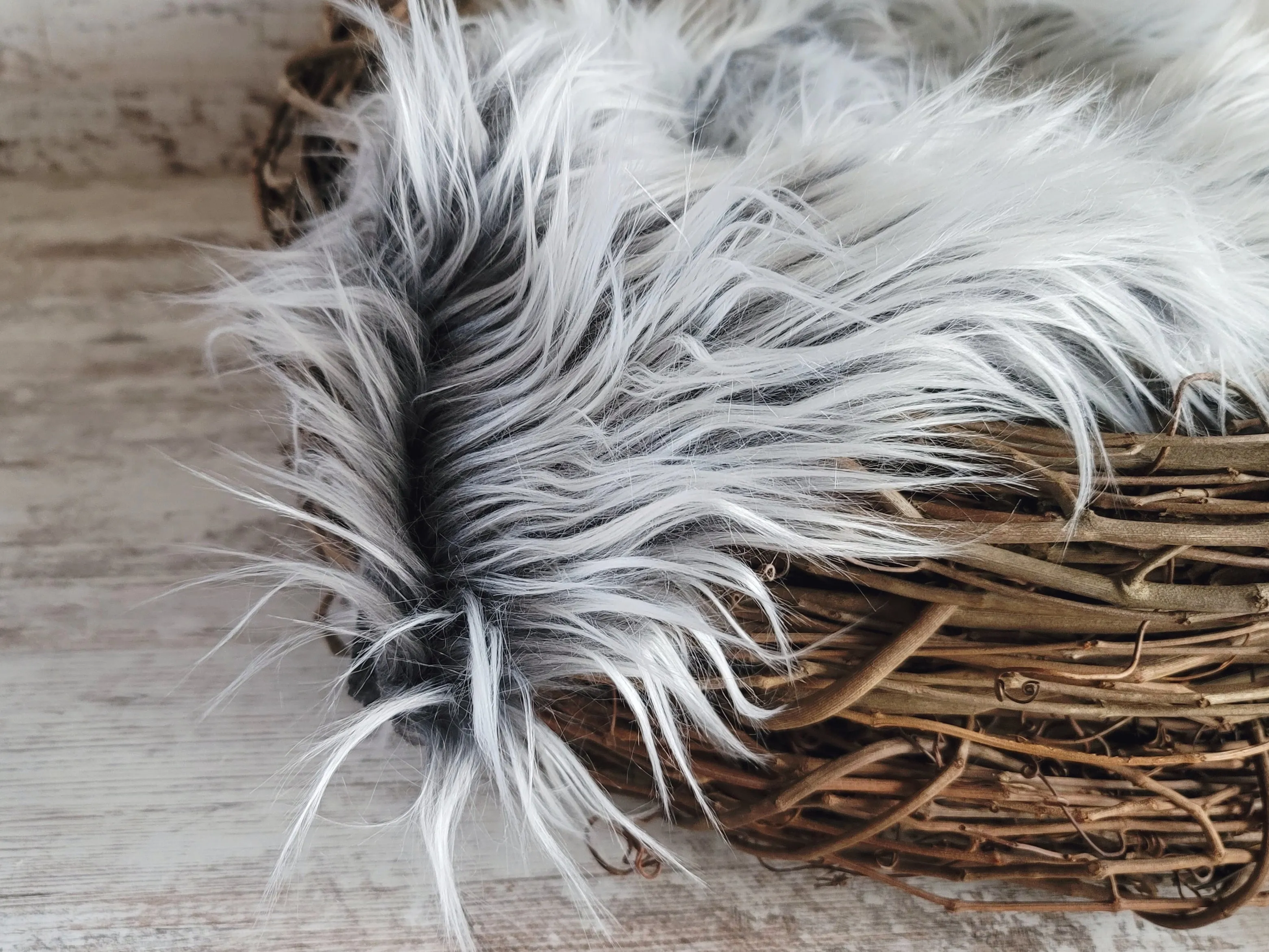 SET Wood Nest, Frosted Gray Fur and Baby Wraps