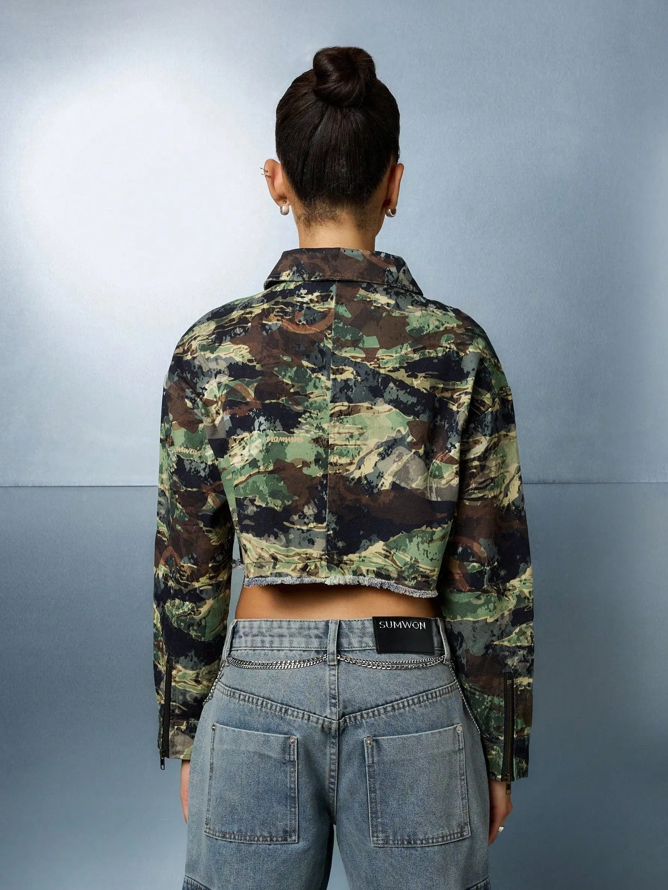 SUMWON WOMEN Crop Fit Twill Raw Edge Zip Through Camo Jacket